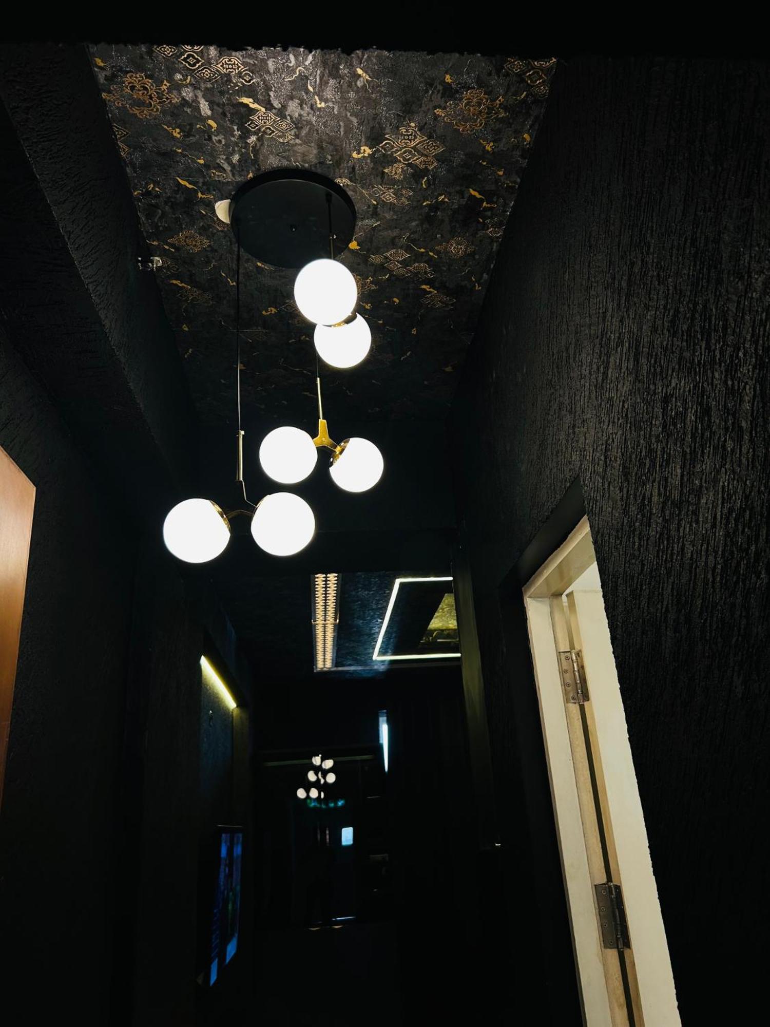 Hotel Shades Of Black 2 Lucknow Esterno foto
