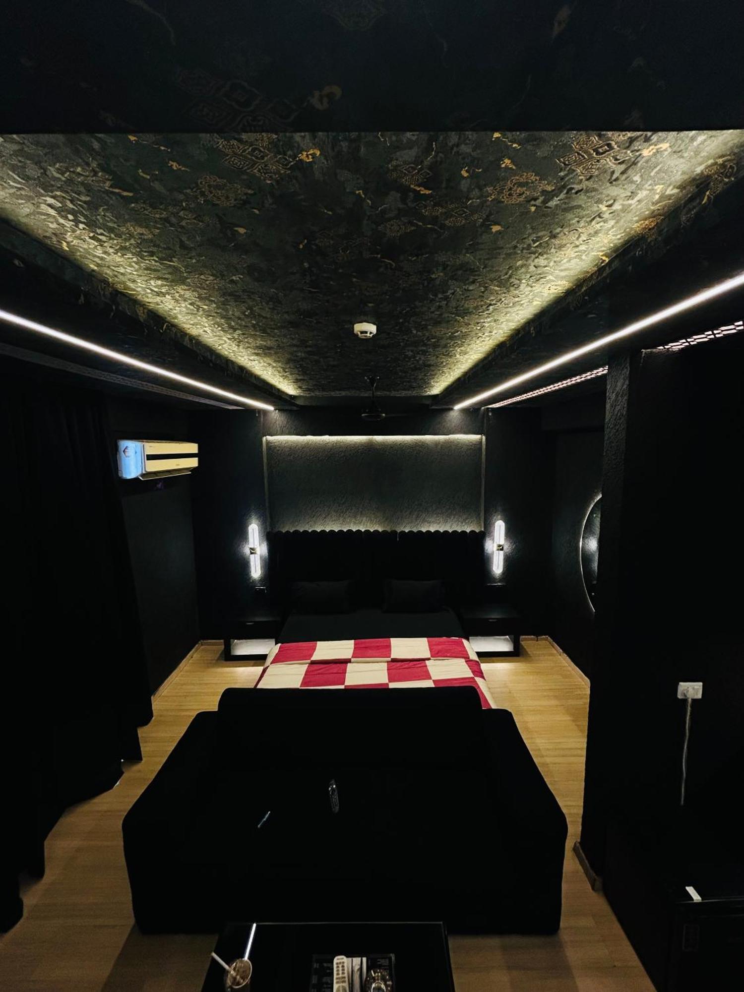 Hotel Shades Of Black 2 Lucknow Esterno foto