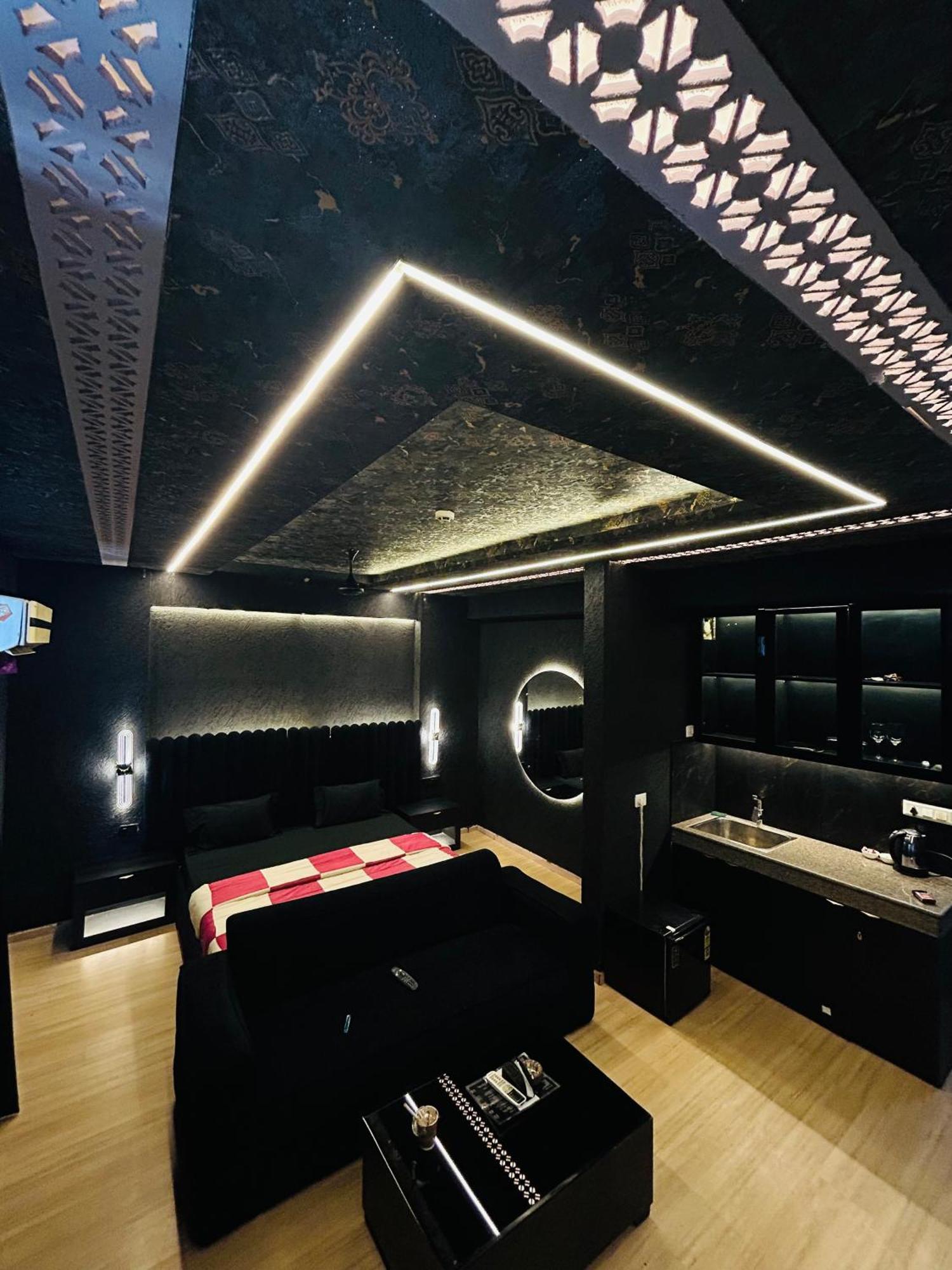 Hotel Shades Of Black 2 Lucknow Esterno foto