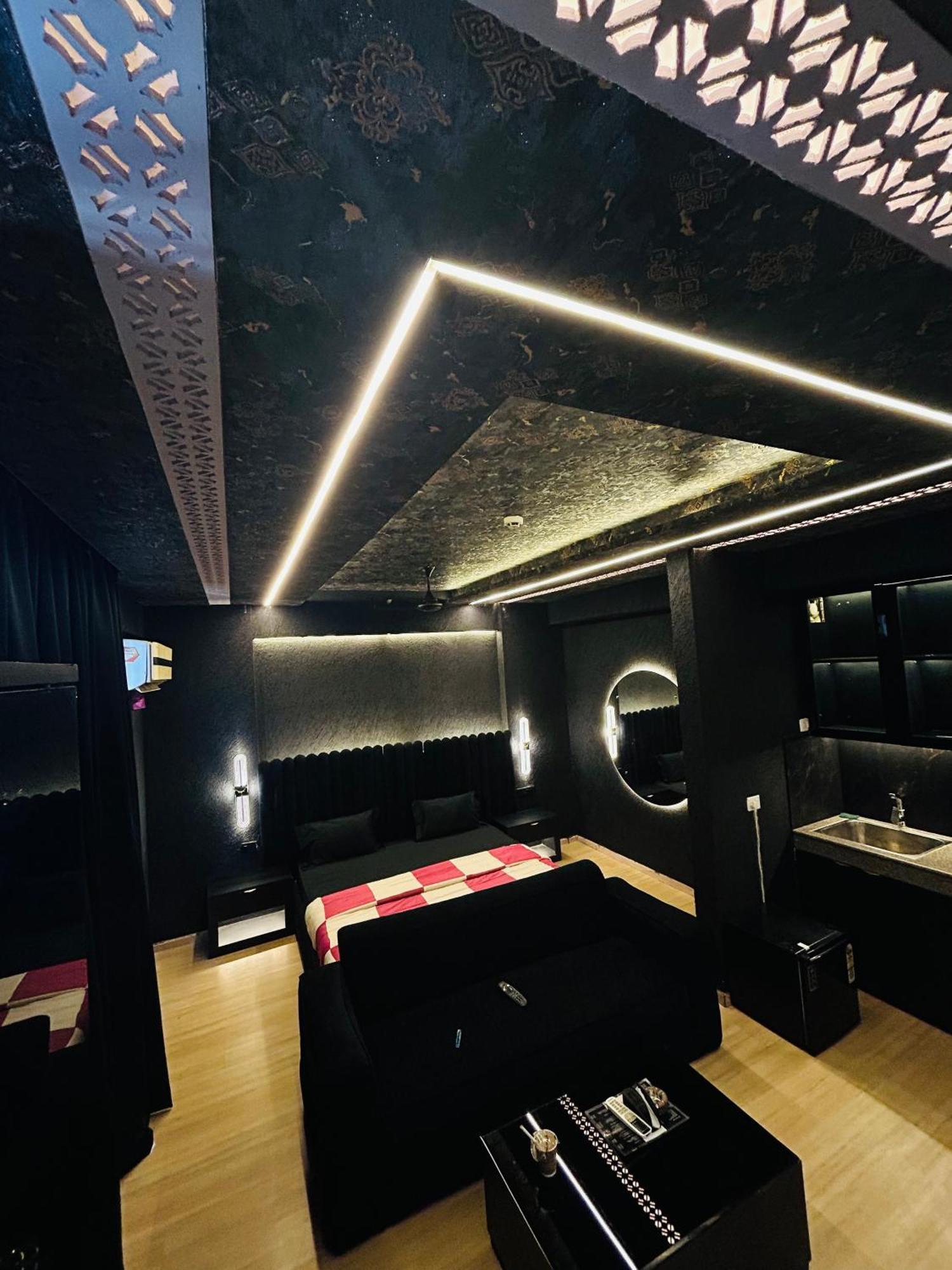 Hotel Shades Of Black 2 Lucknow Esterno foto